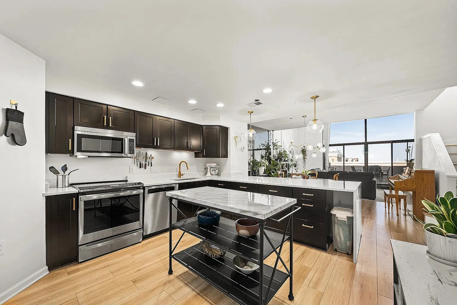 2 bed, 2.5 bath, 1518 sqft, $4,400 — Photo 3