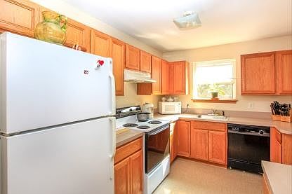 4th image of 15 Hampton Bays Dr