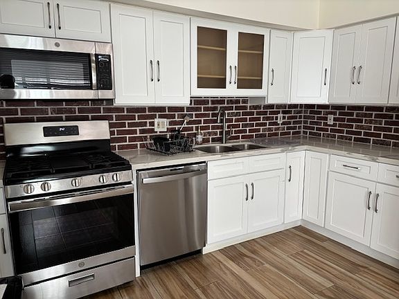 Kitchen with gas stove, microwave oven & dishwasher