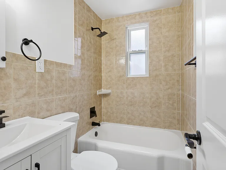 525 Oakwood St SE — Photo 8