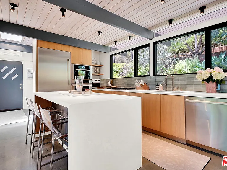 8967 Wonderland Park Ave — Photo 11
