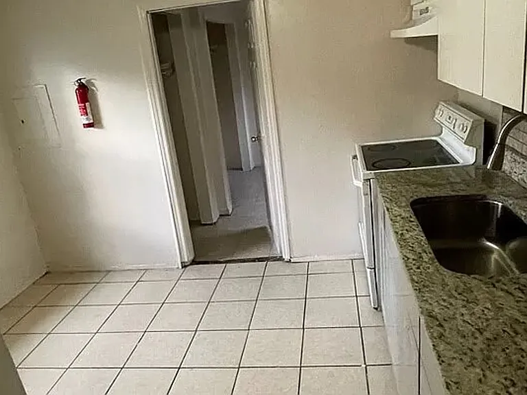 113 Oleander Ave — Photo 1