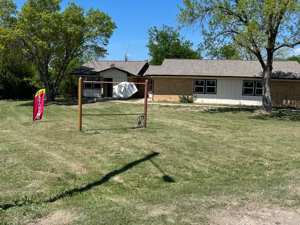 518 E Cypress St #12, Lott, TX 76656