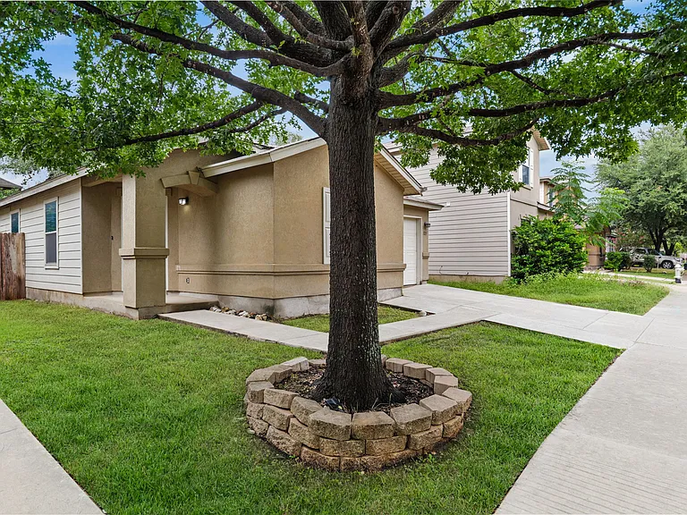 323 Amberdale Oak — Photo 3