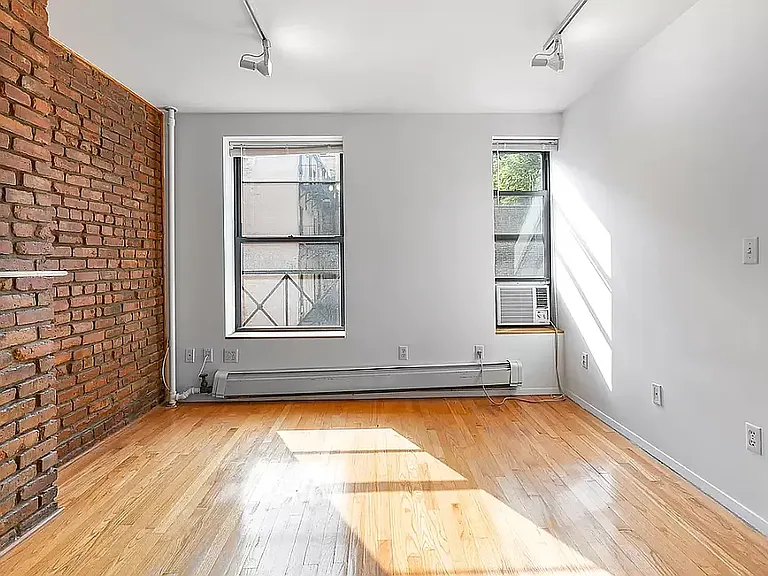 317 1st Ave #4R — Photo 2