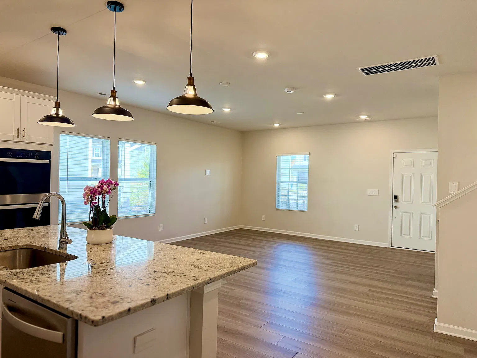 3 bed, 1903 sqft, $2,375 — Photo 3