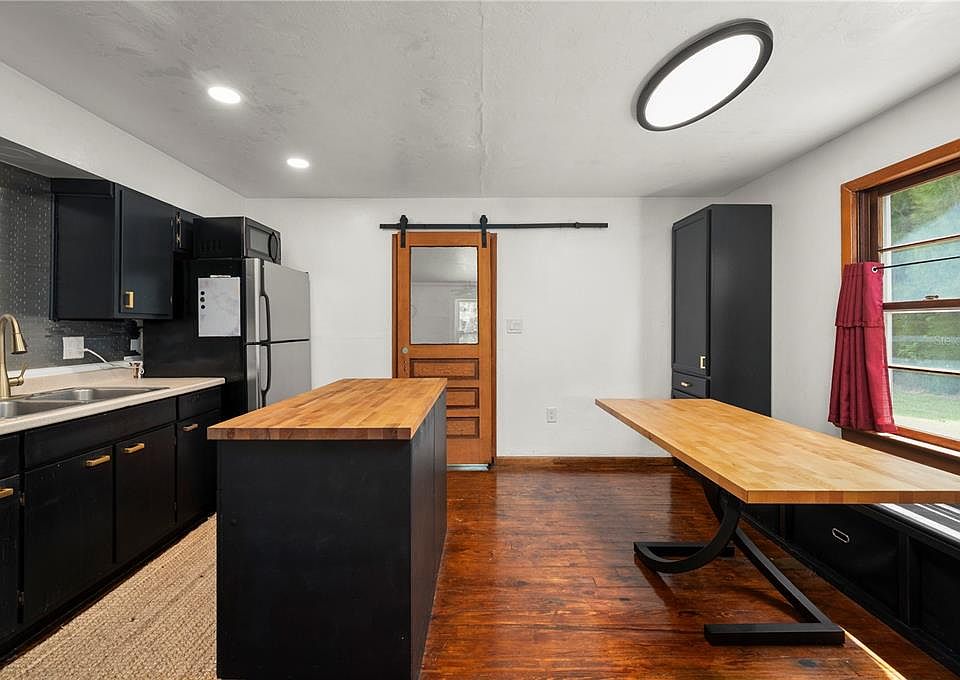10th image of 809 BURLAND STREET