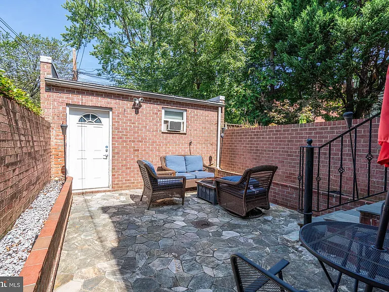 1016 G St SE — Photo 43