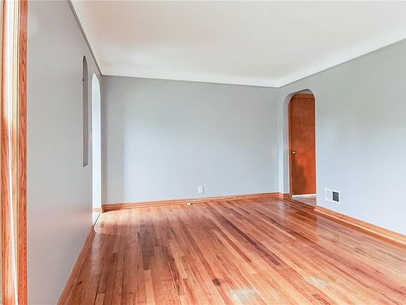 4th image of 143 Beachdale Dr