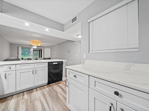 5th image of 1229 Country Club Dr #1413