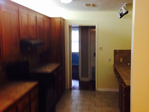 4th image of 1610 Bedford Dr