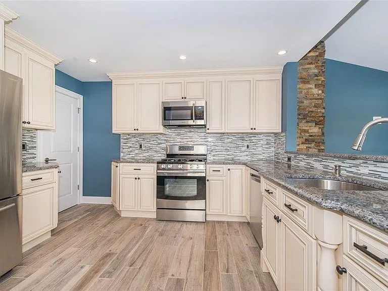 209 Ivy St — Photo 1