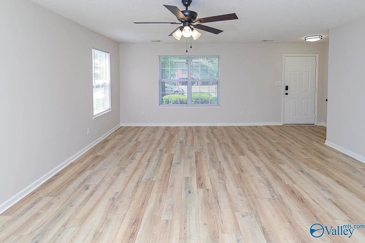 3 bed, 2.0 bath, 1596 sqft, $2,071 — Photo 4