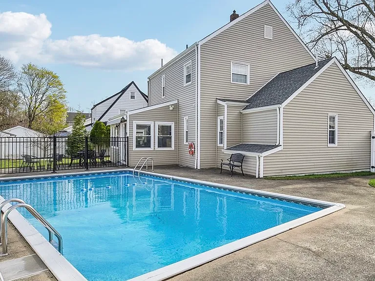 525 Ramapo Ave — Photo 18