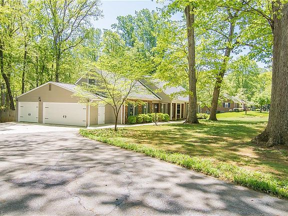 3rd image of 909 Oakcrest Dr