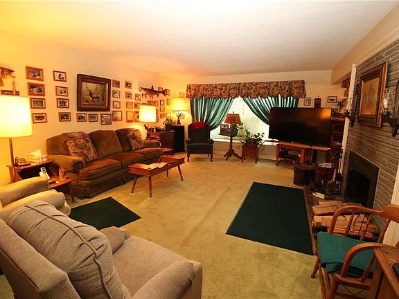 2nd image of 19 Shire Oaks Dr