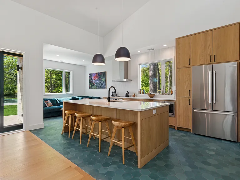 6710 Soundview Ave — Photo 5