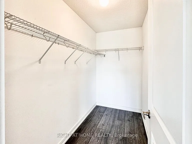 16 Blue Forest Cres — Photo 12
