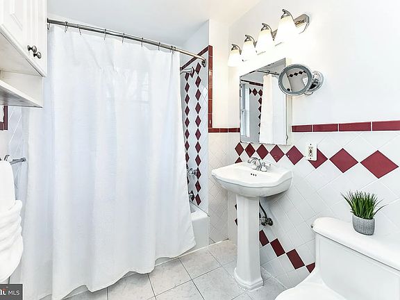 3rd image of 3205 N Pershing Dr
