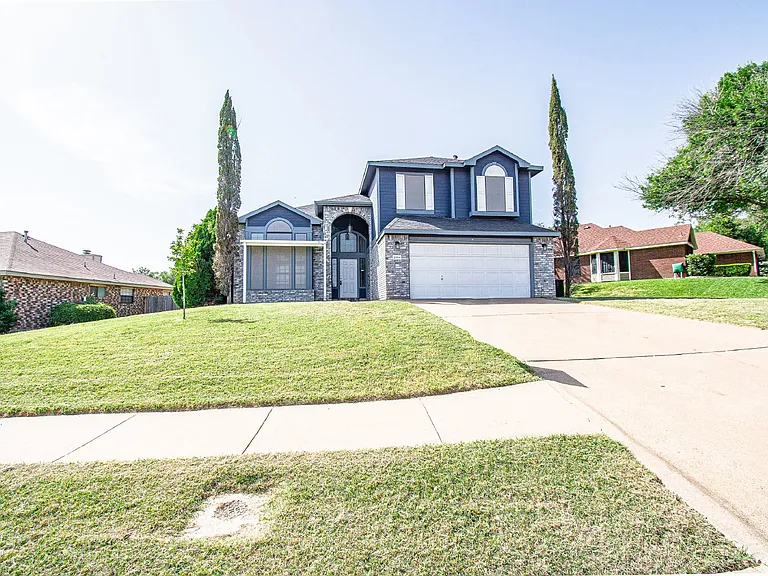 2304 Iowa Dr — Photo 1