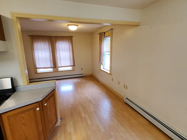 1860 Hartford Ave — Photo 5