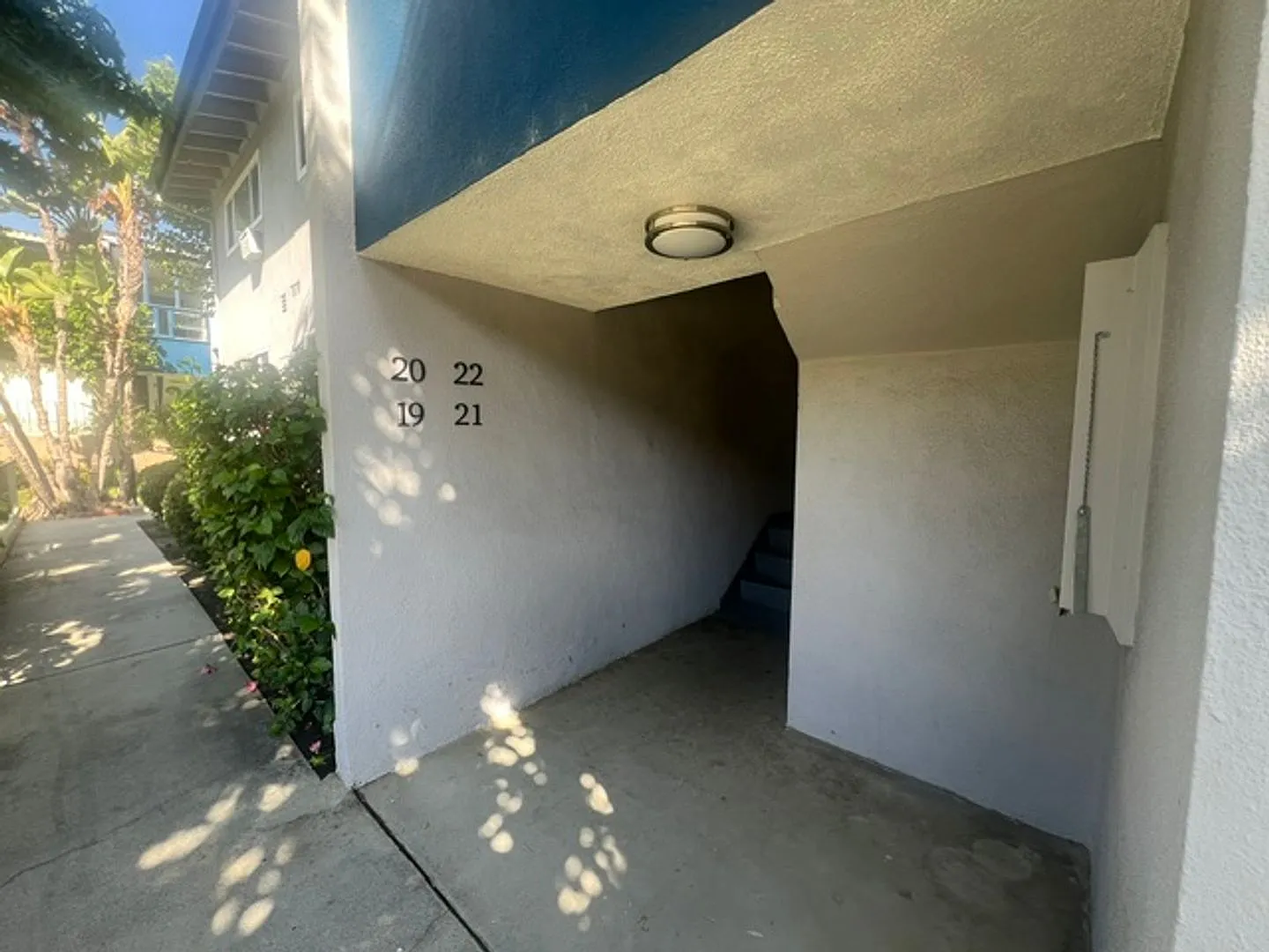 Beautiful 2 Bedroom, 1 Bathroom, Upper Unit, Valley Glen Condominium for Lease! — Photo 2