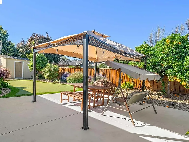 35290 Farnham Dr — Photo 37
