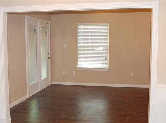 4th image of 2001 Warwick Dr