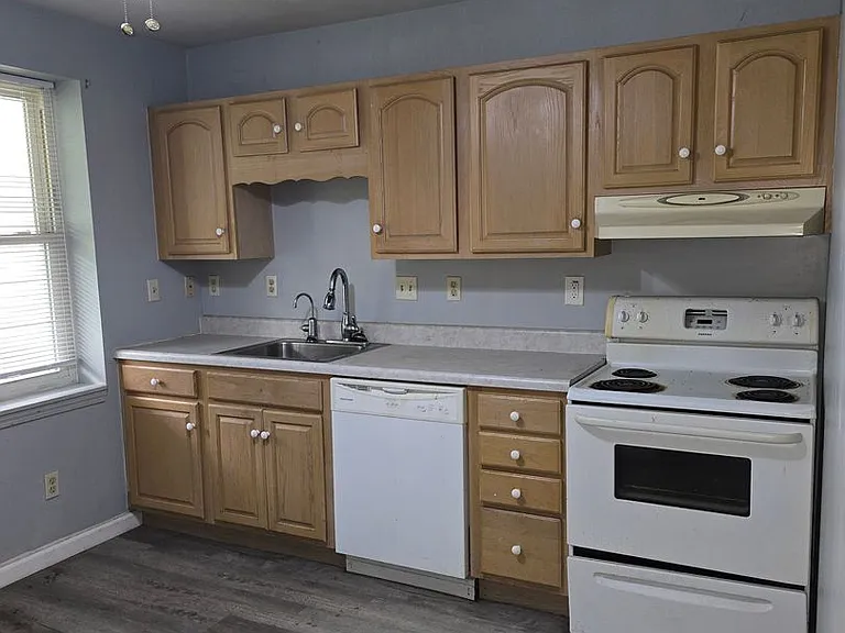 635-639 Baldwin St — Photo 1