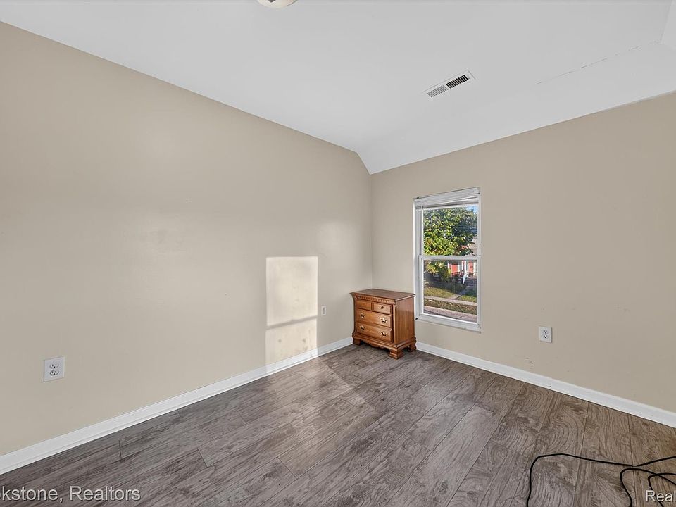 132 E Howard St, photo 30