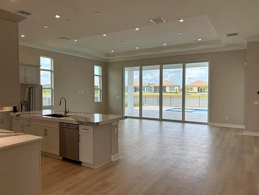 5 bed, 4.5 bath, 2543 sqft, $4,700 — Photo 3