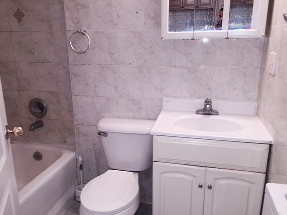 5th image of 823 Willoughby Ave APT 2A