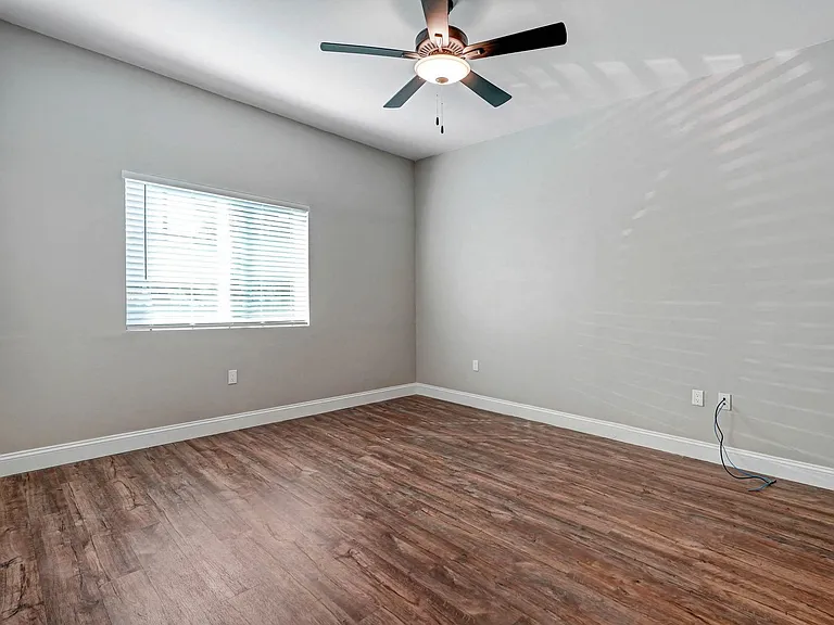 1119-1123 E Elk Ave — Photo 3