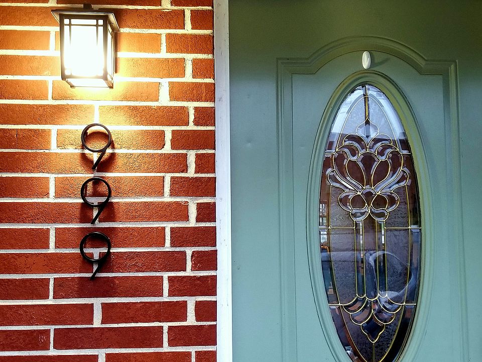 1st image of 999 Pine St NE