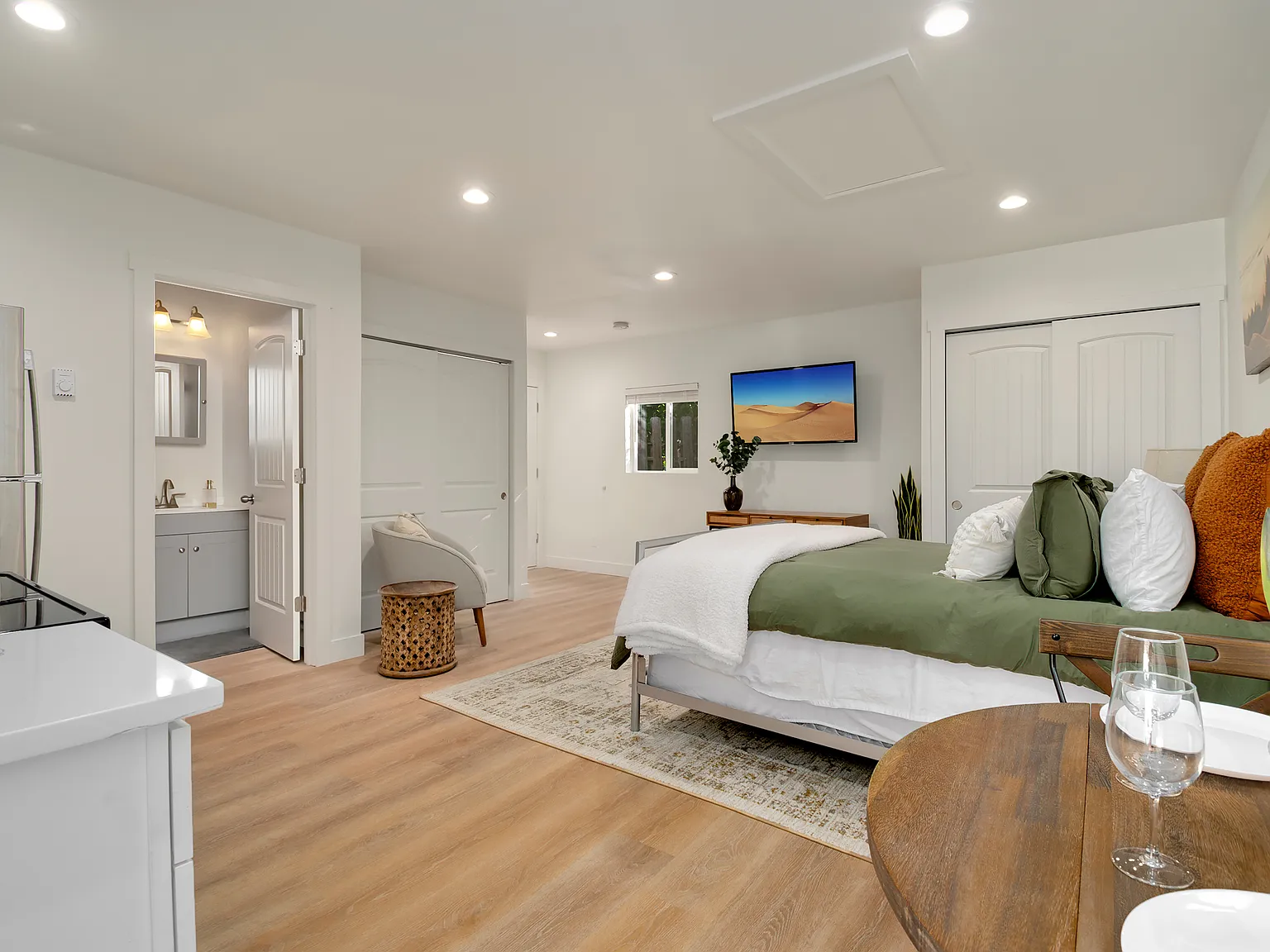 Studio, 420 sqft, $1,600 — Photo 4