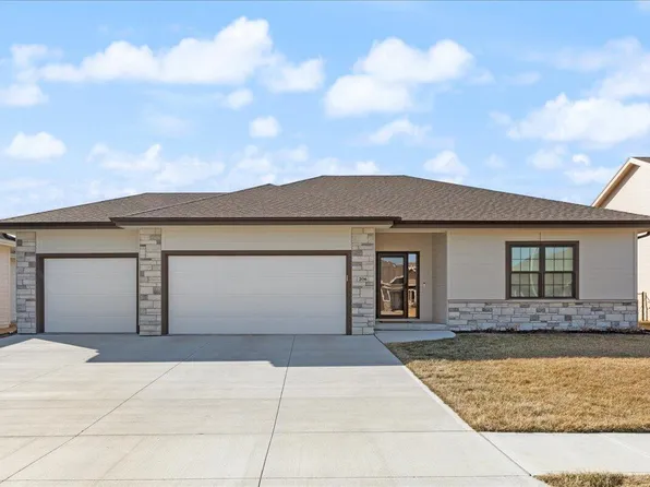 206 Augusta Dr, Treynor, IA 51575