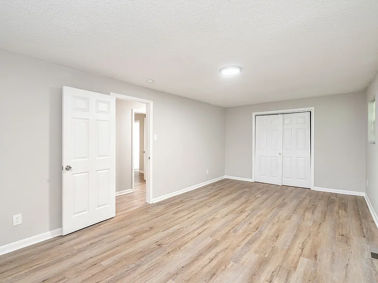 841 Farragut Ave — Photo 19