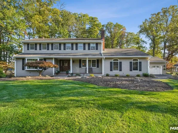5 Glengorra Ct, Mahwah, NJ 07430