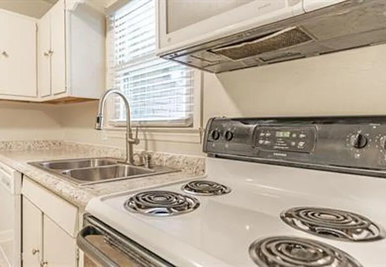 205 N Glover St — Photo 20