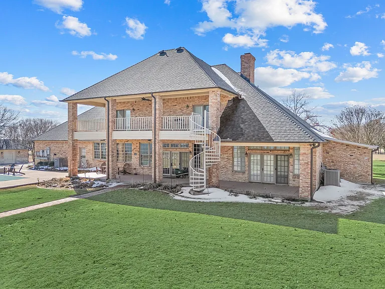 208 Highpoint Cir — Photo 34