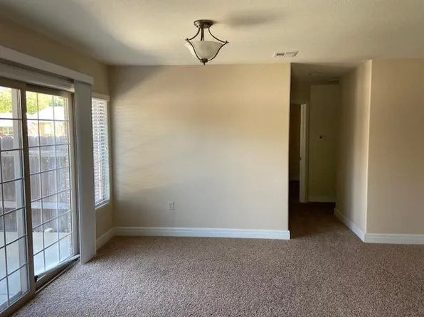 2404 Kent Pl #B, Hutchinson, KS 67502