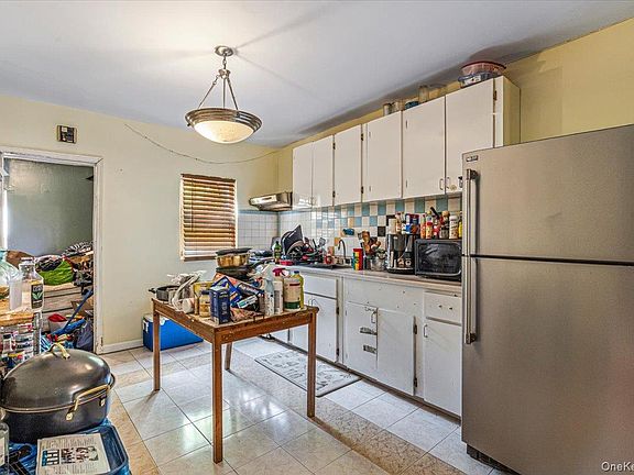 4th image of 13904 Lakewood Avenue