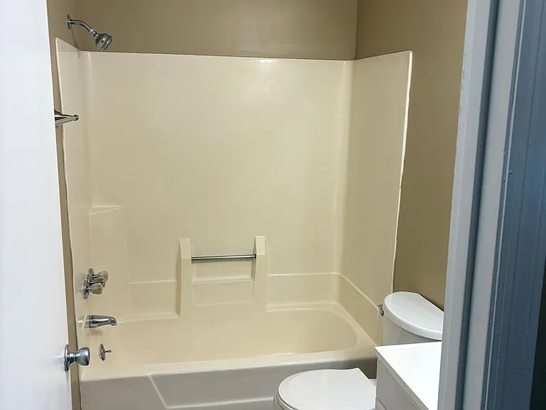 216 Calumet Dr — Photo 2
