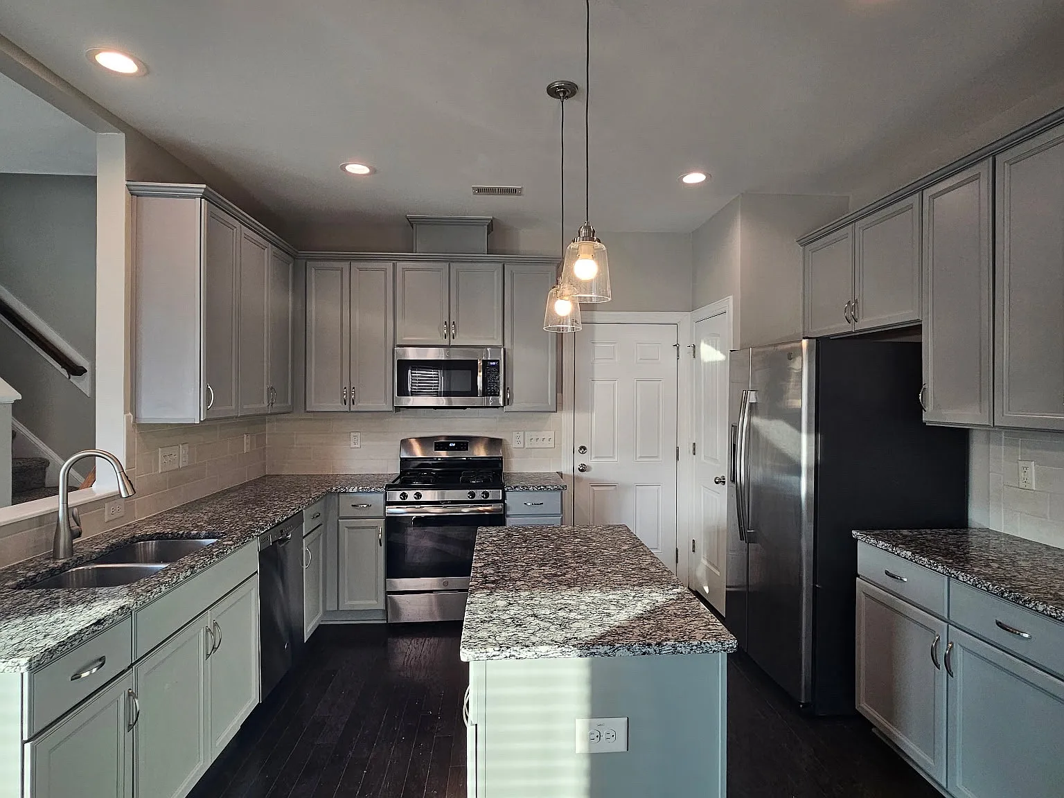 4 bed, 2.5 bath, 1834 sqft, $2,150 — Photo 4