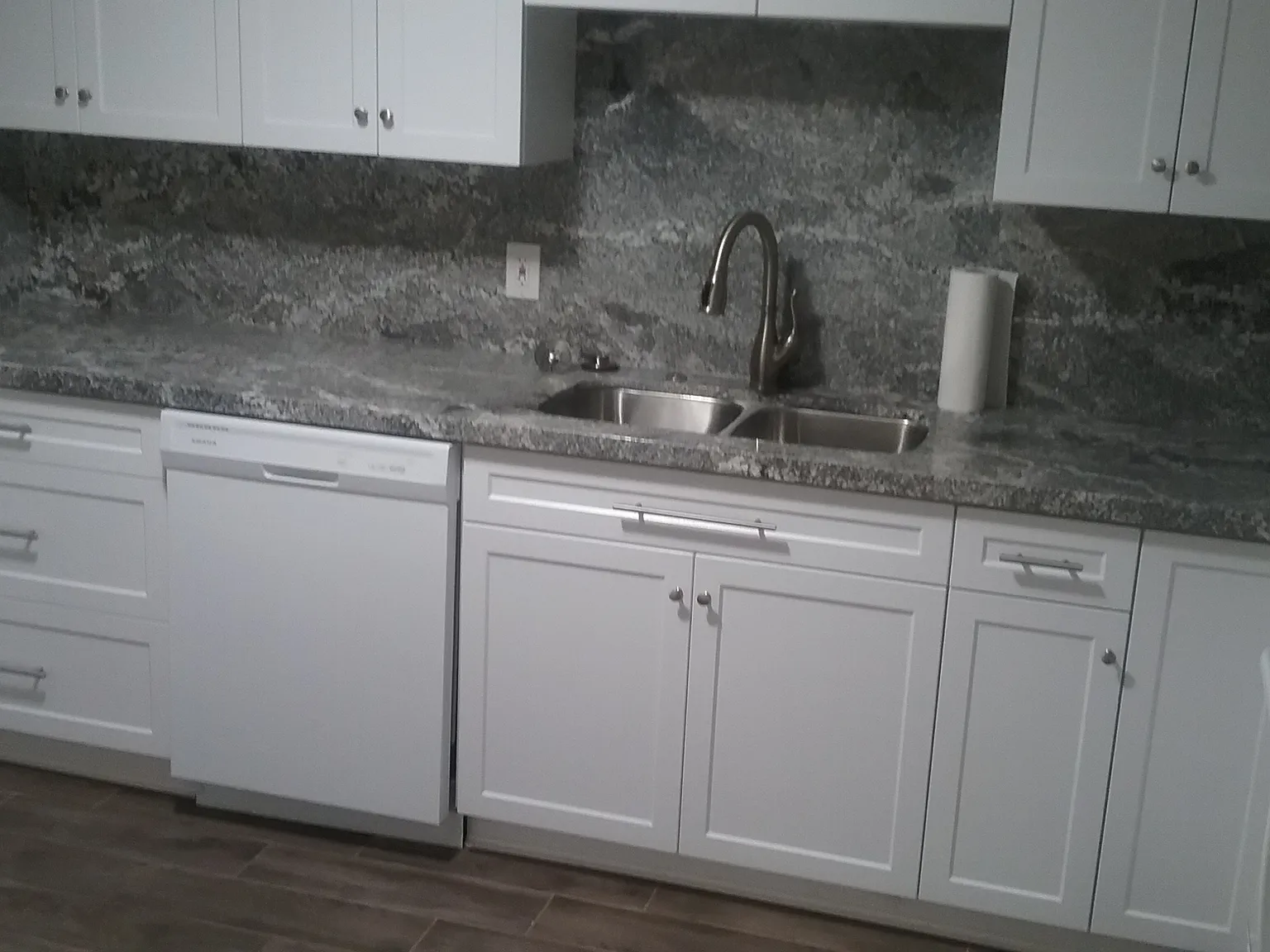 2 bed, 900 sqft, $1,600 — Photo 2