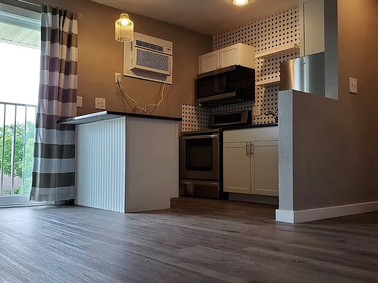 421 College Ave #101 — Photo 8