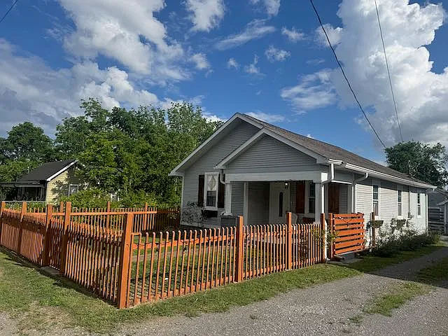 113 Lucile St — Photo 3