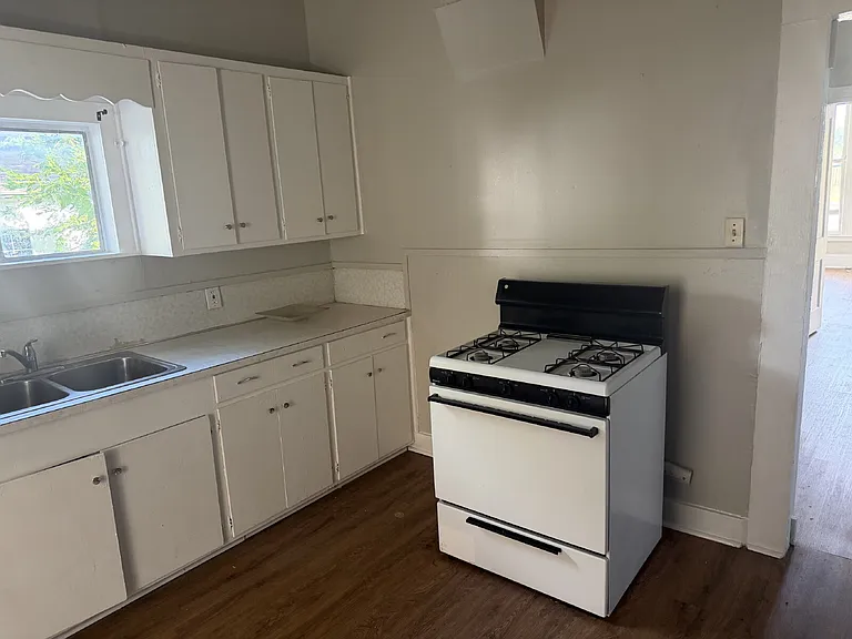 1750 E Commerce St — Photo 10