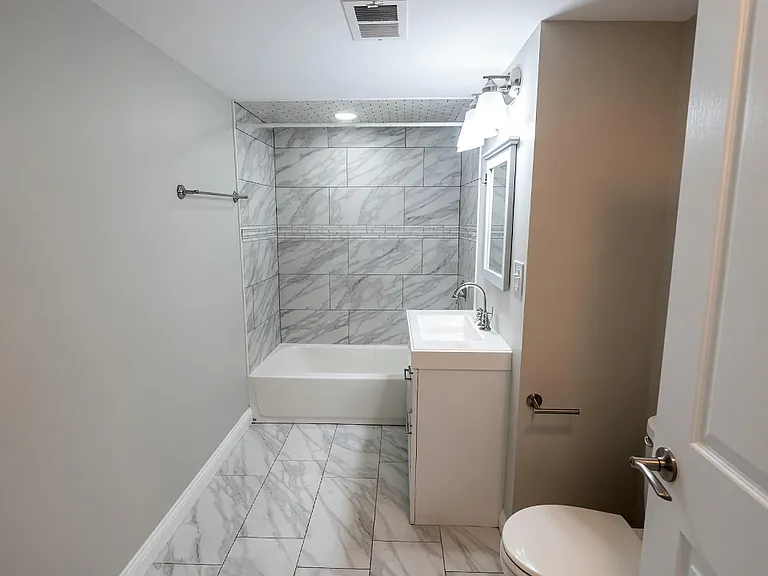 3627 W Oakdale Ave #2F — Photo 8