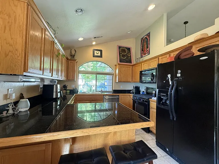1176 NE Bonney Doon Ln — Photo 6